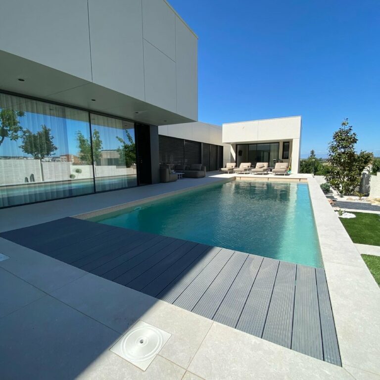 Piscina de obra moderna con lámina PVC construida por Aquadynamics