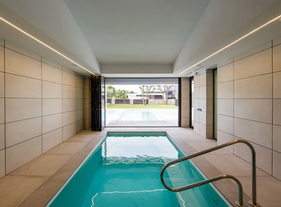 Piscina interior y exterior en Lleida