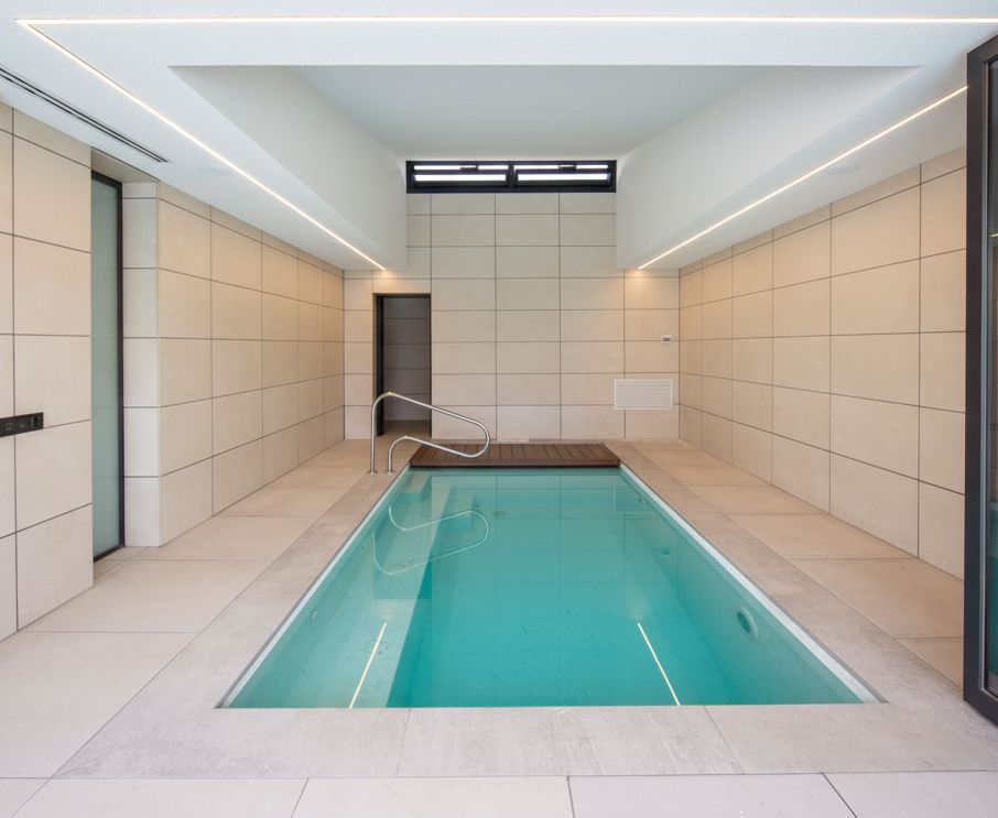 Piscina interior revestida con Stoneflex Royal en una vivienda de Lleida